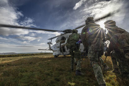 Mariniers lopen naar NH90