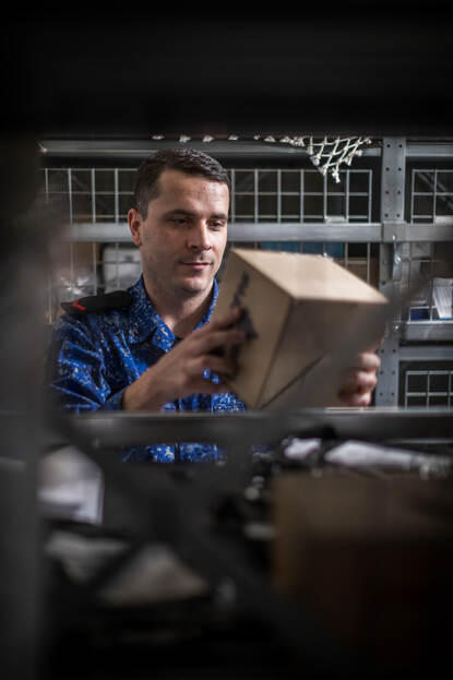 Matroos 2 Thijs met een kartonnen doos in zijn handen.]]