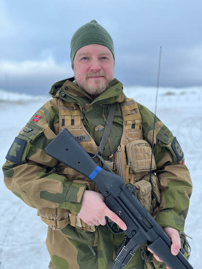 Een portret van commandant Finnmark Home Guard, kapitein Kristian Hoines Mathisen.