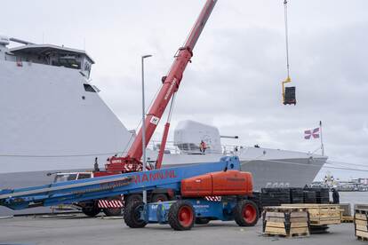 Lading wordt aan boord van Zr.Ms. Tromp gehesen.