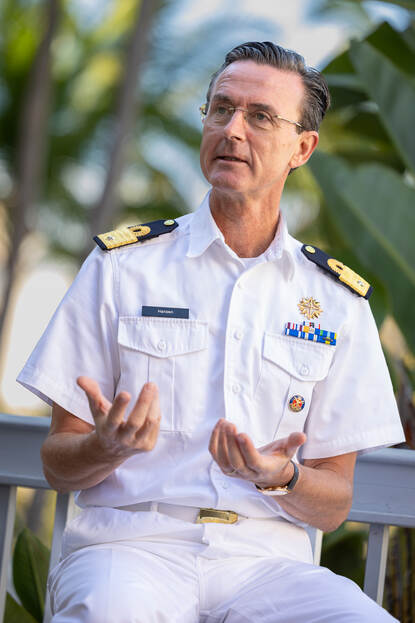 CDR Walter Hansen zit op een kruk en gebruikt zijn handen tijdens het praten.