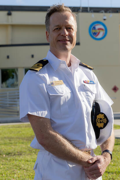 Portretfoto van LTZ 1 Ferry Vink voor het hoofdkwartier van JIATF-S.