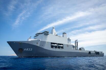 Zr.Ms. Karel Doorman op zee.