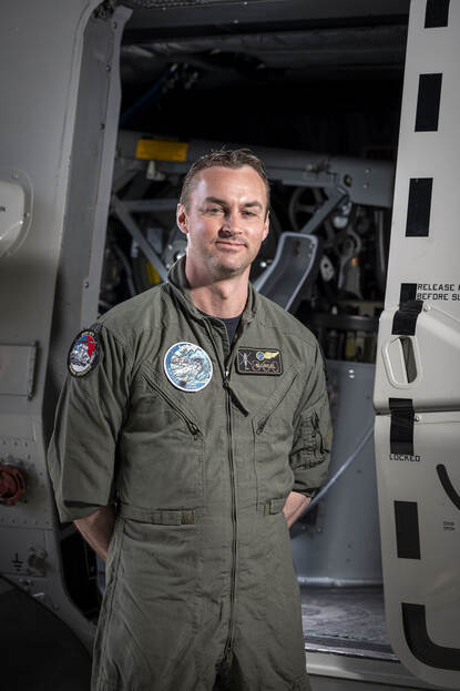 Sergeant-majoor Marcel aan boord.