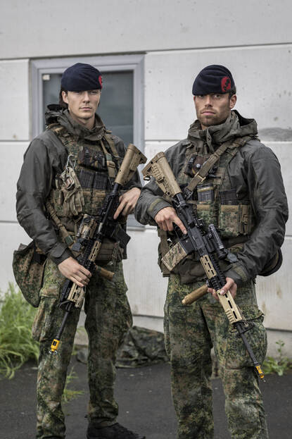 Portretfoto van de bewapende mariniers eerste klas Jens en Wessel.