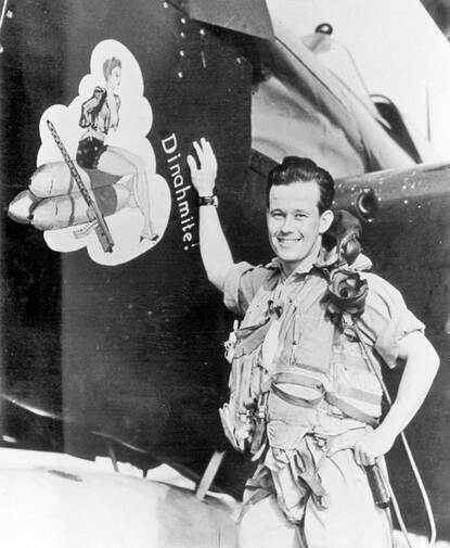 Bert Boon von Ochssée voor zijn F6F Hellcat.