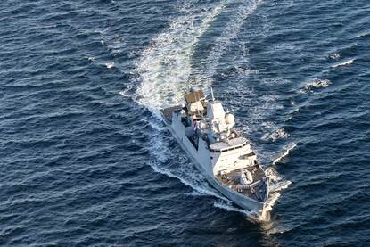 Zr.Ms. Tromp vaart door de Baltische Zee voor operatie Baltic Sentry.