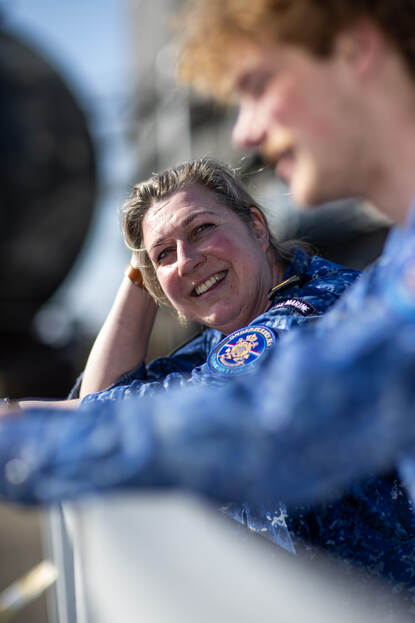 Matroos-2 Stefan heeft een onderonsje met sergeant-majoor Els Lassche.