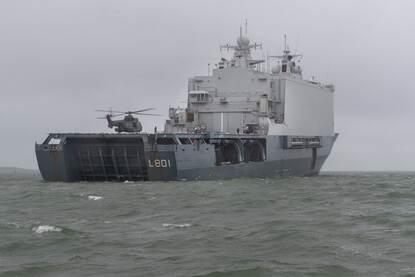 Zr.Ms. Johan de Witt in grauw weer op zee.