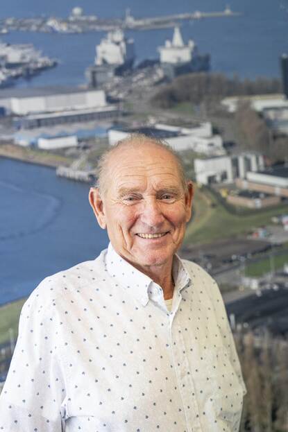 Productmanager torpedo’s Frank van Amerongen voor een kaart.