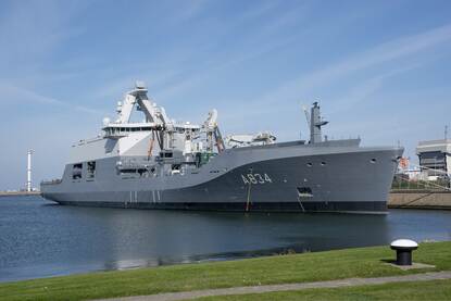 Marineschip ligt aan de kade.