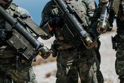 3 mariniers houden elk een Stinger vast.