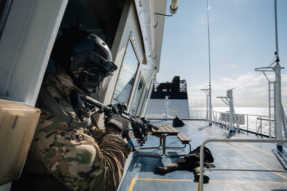 Op de linkerfoto houdt een operator een liggende verdachte onder schot. Op de rechterfoto varen snelle onderscheppingsboten richting de camera.