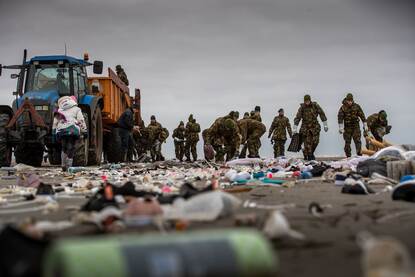 Militairen op het strand van Schiermonnikoog.