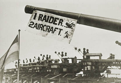 De loop van het kanon van de de Ondina met daaraan hangend een bord met de tekst ‘1 Raider, 2 aircraft’.