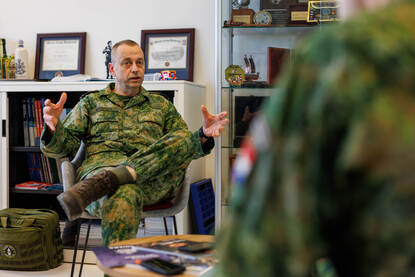 Links brigadegeneraal der mariniers Ivo Moerman, rechts korpsadjudant Rob Poesiat tijdens het interview.