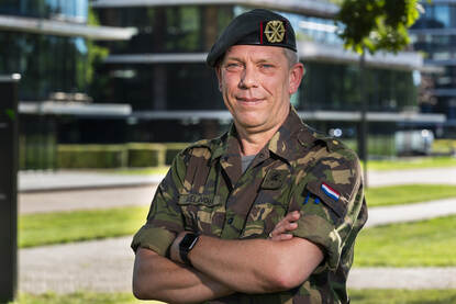 Adjudant Cees Bielander kijkt in de lens