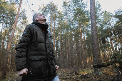 Een deelnemer staat met gebalde vuisten en ogen dicht.