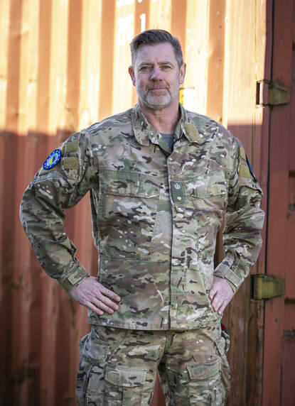 Adjudant Dave poseert voor de fotograaf.