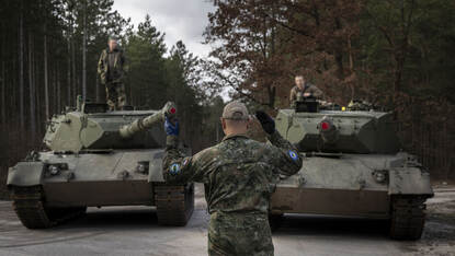 Een Nederlandse instructeur geeft aanwijzingen aan Oekraïense tankers in spe.