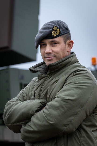 Luitenant-kolonel Roland Roos poseert voor de Ground Master.