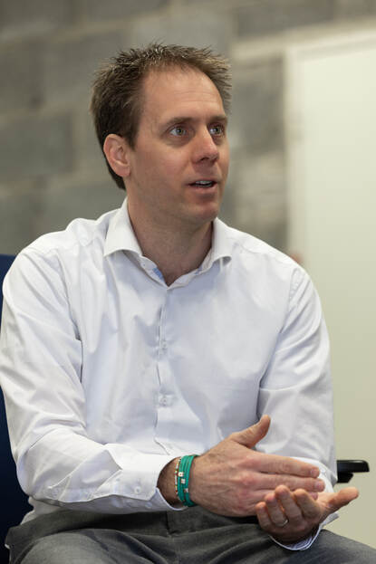 Timo Roestenberg praat en gebruikt daarbij zijn handen.