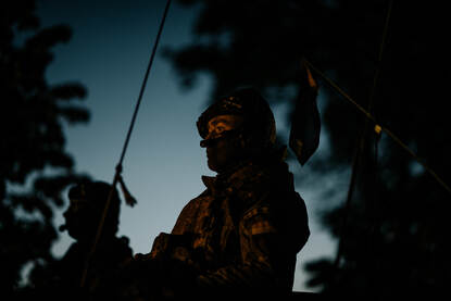 Een militair bovenluiks in de schemering.