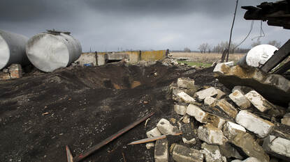 Een krater na de inslag van artillerie in Oekraïne