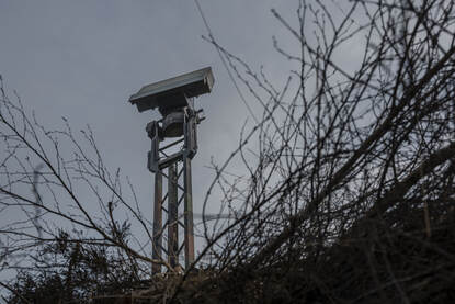 Een radar steekt uit boven een rits takken.