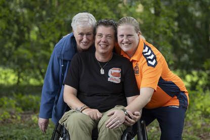 Majoor Amber Wolvers met haar moeder (links) en haar partner Monique.