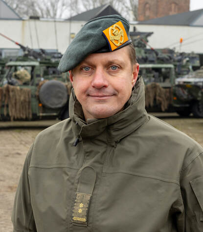 Portretfoto van Niels Verhoef met groen jack aan en groene baret op zijn hoofd.