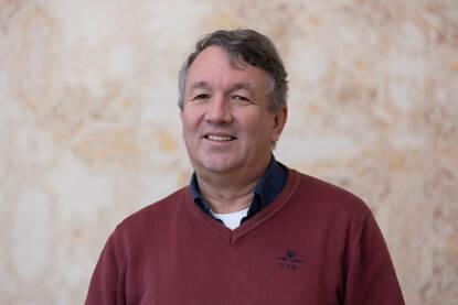 Portretfoto van Stephan De Spiegeleire.