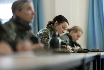 Soldaat-3 Geertje Smits tijdens verschillende momenten tijdens haar opleiding op de KMA in Breda.