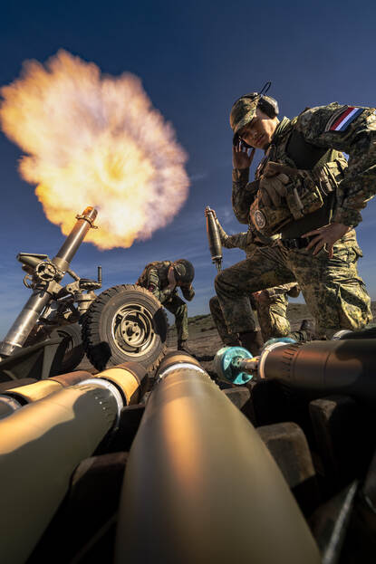 Mortieristen verschieten meerdere granaten.