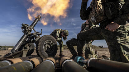 Mortieristen verschieten een granaat