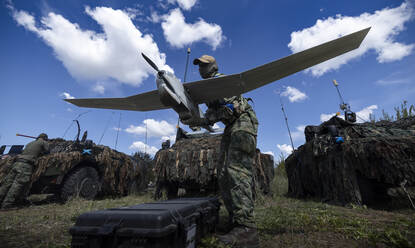 Het droneteam van JISTARC 104 Verkenningseskadron tijdens oefening Iron Wolf in Litouwen.