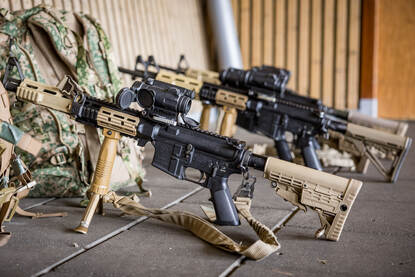 Wapens en kogels op een schietbaan.