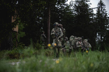 Militairen lopen door Duitsland. Een geïmproviseerde boskaart.
