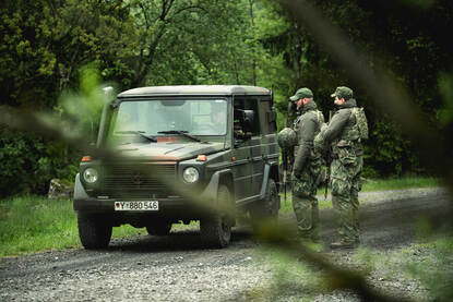 Een voertuigcontrole en een kaartlezende militair.