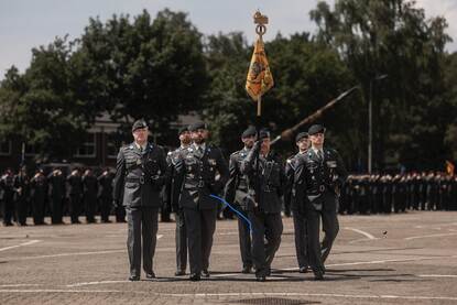 de Koning die de standaard overgeeft aan kolonel Teunissen.