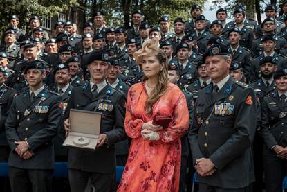 de prinses tussen leden van haar regiment.
