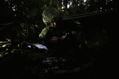 De individuele militair is al verbonden met het Military Internet of Things (MIoT) en zorgt voor een signatuur in het elektromagnetisch spectrum.