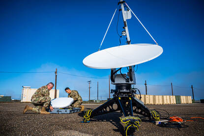 Links plaatst luchtmachtpersoneel van het 216e Space Control Squadron antennes op Vandenberg Space Force Base, Californië. Rechts een training met een GPS-elektromagnetisch aanvalssysteem op Schriever Space Force Base in Colorado.