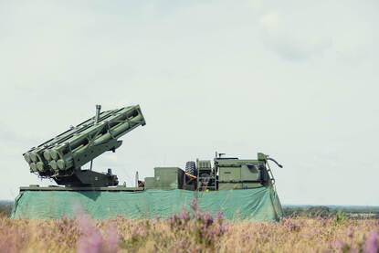 Links een foto van een raketlanceerinstallatie. Rechts de Multi Missie Radar gemonteerd op een Scania vrachtwagen.