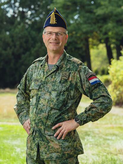 Portretfoto van kolonel Ten Horn in gevechtspak.