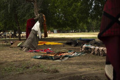 Spullen van de Tsjadische militairen liggen te drogen.