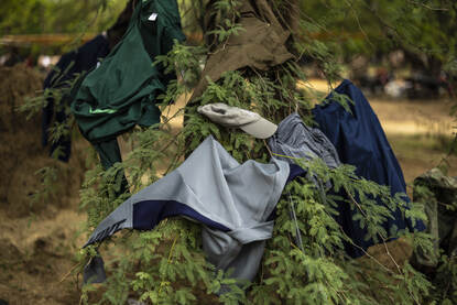 Spullen van de Tsjadische militairen liggen te drogen.