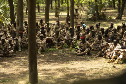 Tsjadische militairen met een wapen en in een auto.