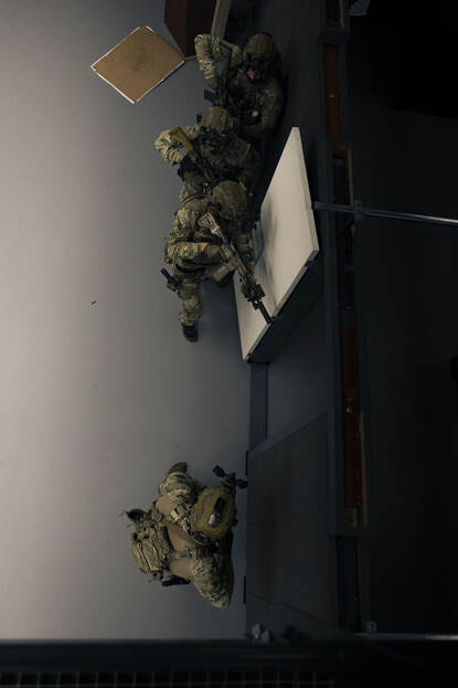 De gang in het schiethuis.