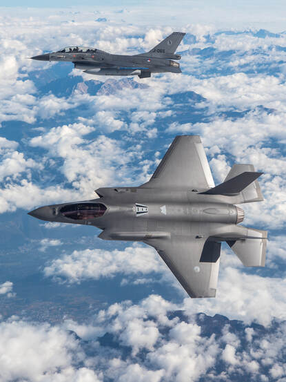 De eerste F-35 vliegt op 31 oktober 2019 vanuit de fabriek in Italië naar Vliegbasis Leeuwarden en wordt daarbij vergezeld door een F-16.